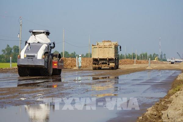 Tất bật thi công cao tốc Cao Lãnh - An Hữu thành phần 1