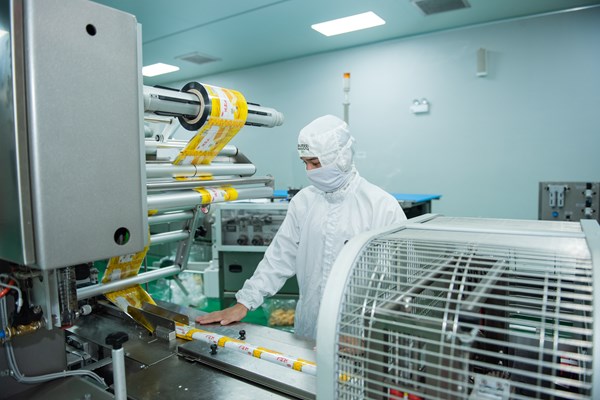 Hàng Việt từ làng ra biển