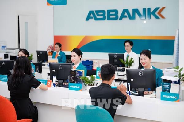 Ngân hàng nhỏ tung lãi suất "khủng", Big4 vẫn giữ mặt bằng thấp