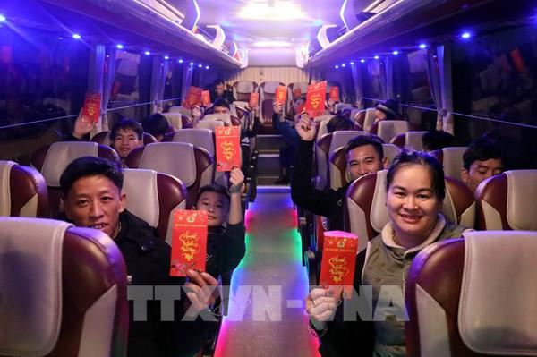 Ấm áp những chuyến xe miễn phí đưa công nhân, bệnh nhân nghèo về quê đón Tết