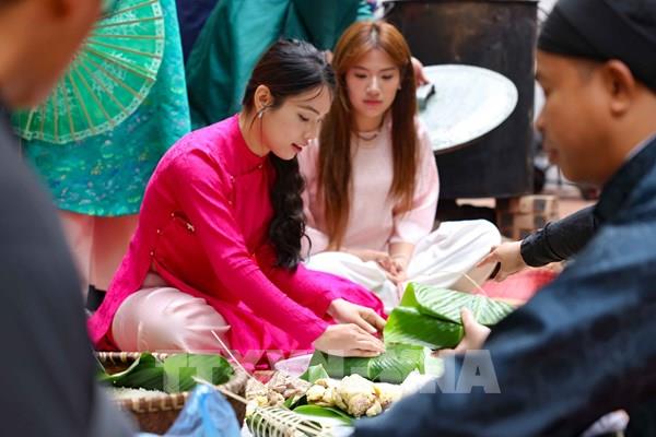 Khám phá cách gói bánh chưng Tết truyền thống của người Hà Nội