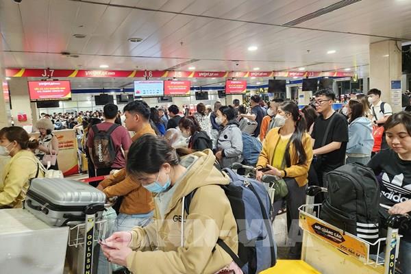 Hành khách chờ đợi tại sân bay Tân Sơn Nhất do một số chuyến bay bị trễ giờ