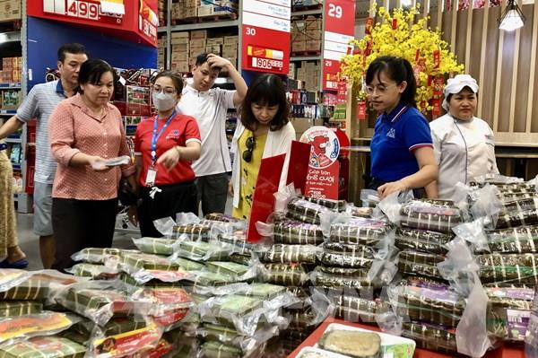 Thị trường Tp Hồ Chí Minh nhộn nhịp ngày đầu kỳ nghỉ Tết
