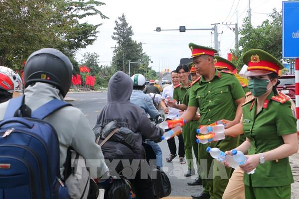 Công an Sóc Trăng hỗ trợ người dân về quê đón Tết