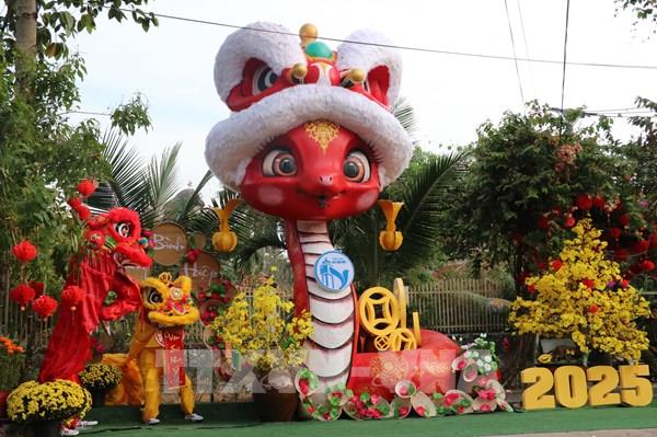 Độc đáo linh vật rắn chào Xuân Ất Tỵ tại Bình Dương