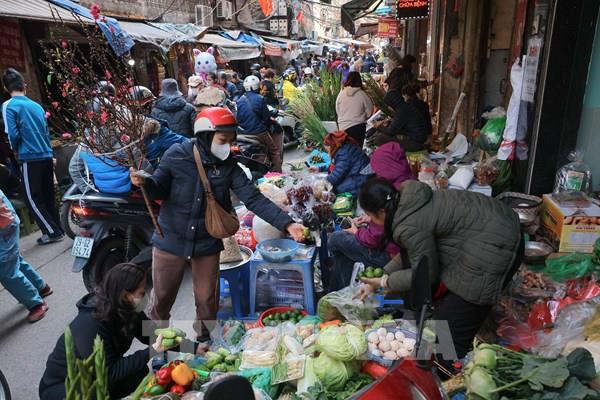 Thị trường Tết Ất Tỵ tại Hà Nội: Hàng hóa dồi dào, không có tăng giá đột biến