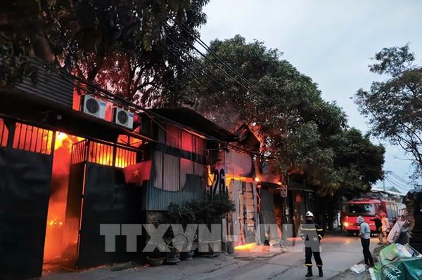 Cháy lớn ở dãy nhà xưởng ở quận Nam Từ Liêm