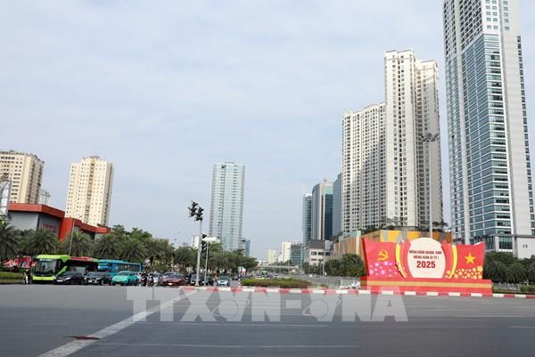 Đường phố Hà Nội vắng vẻ chiều cuối năm