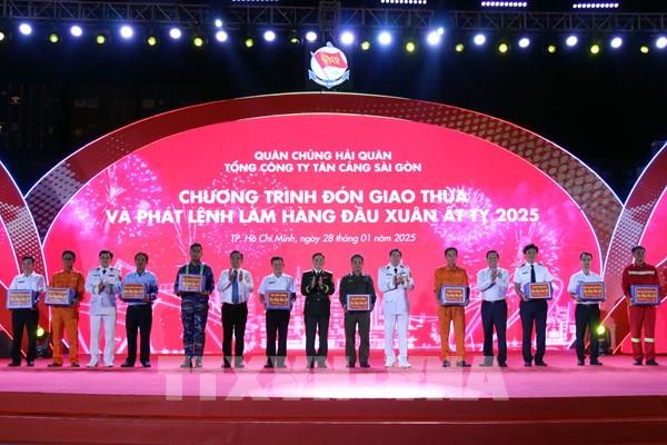 Tân cảng Cát Lái đón 7 tàu hàng trong đêm giao thừa Tết Ất Tỵ 2025