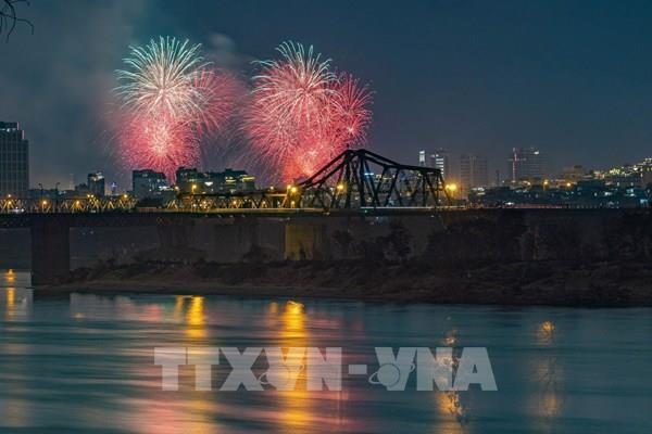 Hà Nội rực rỡ màn pháo hoa chào Xuân Ất Tỵ 2025