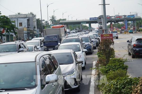 Cầu Rạch Miễu ùn tắc kéo dài ngày mùng 2 Tết