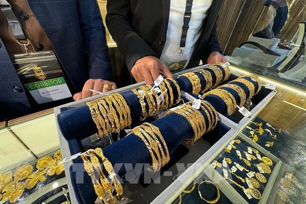 Giá vàng thế giới tăng tuần thứ tám liên tiếp