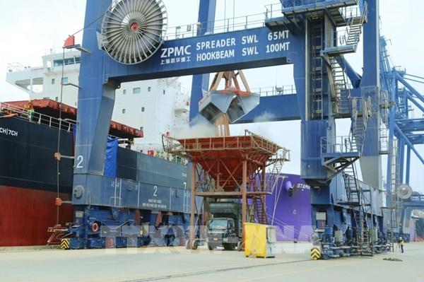 Hơn 60.000 tấn hàng hóa được bốc xếp qua cảng CICT Cái Lân ngày mùng 4 Tết