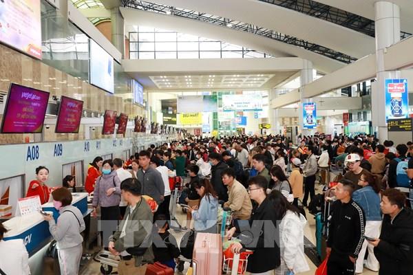 Sân bay quốc tế Nội Bài đông nghẹt người trong ngày nghỉ Tết cuối cùng