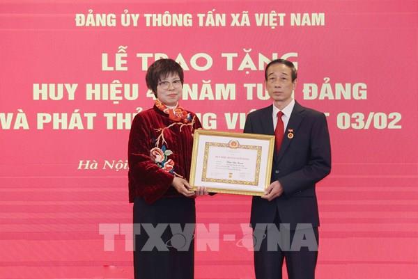 Đảng uỷ TTXVN tổ chức trao tặng huy hiệu Đảng và phát thẻ đảng viên đợt 3/2