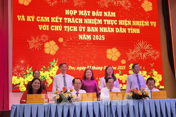 Bến Tre ký cam kết thực hiện 207 nhiệm vụ trong năm 2025