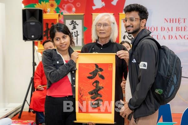 Rộn ràng sắc xuân tại sân bay Nội Bài