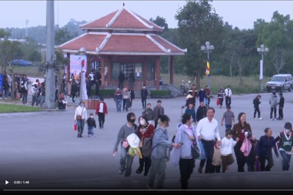 Chùa Hương Tích hấp dẫn du khách đầu năm mới