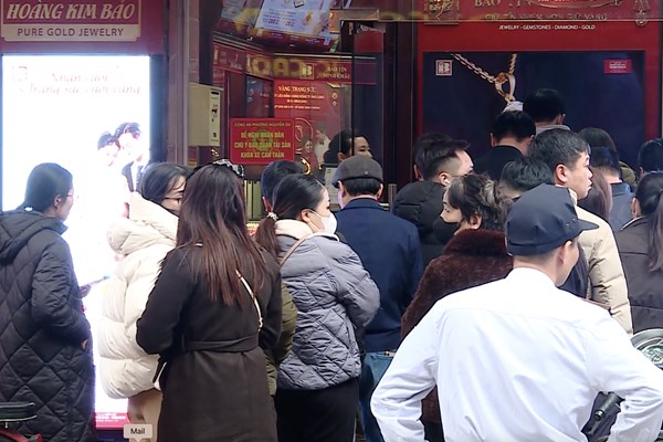 Xếp hàng mua vàng trước ngày Thần tài do lo ngại giá tăng