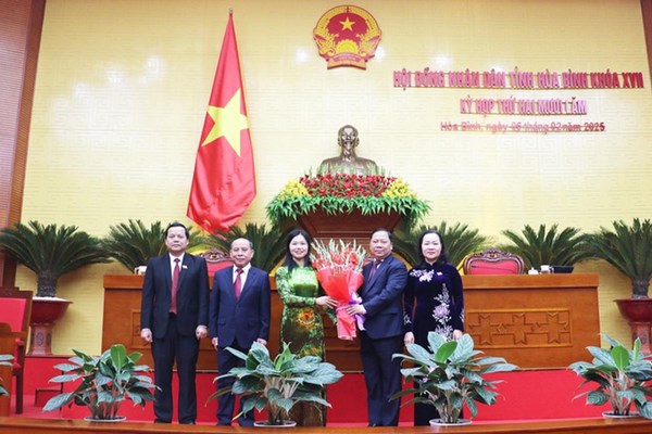 Bà Bùi Thị Minh được bầu giữ chức Chủ tịch Hội đồng nhân dân tỉnh Hòa Bình