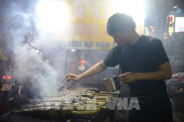Phố cá lóc nướng rực lửa xuyên đêm cho Ngày vía Thần Tài