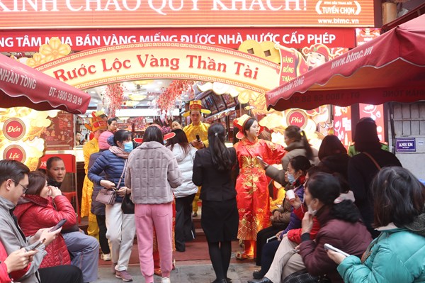 Ngày vía Thần Tài: Sôi động mua bán tại “phố vàng” Hà Nội