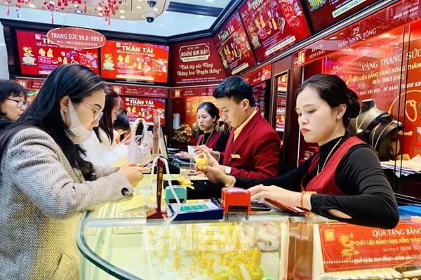 Giá vàng miếng sáng 12/2 giảm mạnh chiều mua vào