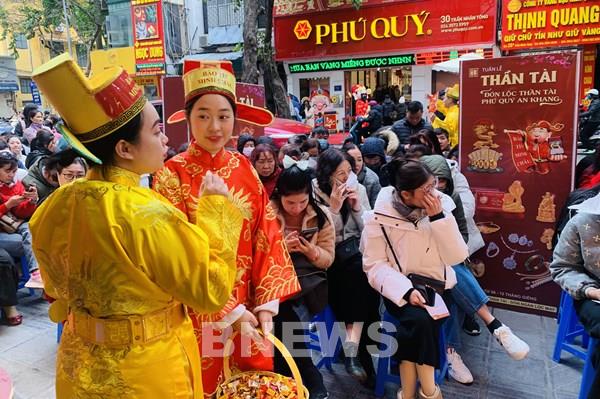 Chiều ngày vía Thần Tài, khách mua vàng đông hơn, giá vàng giữ mức 90 triệu/lượng