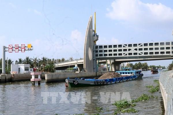 Vận hành Cống - âu thuyền Vàm Bà Lịch kiểm soát mặn, trữ ngọt