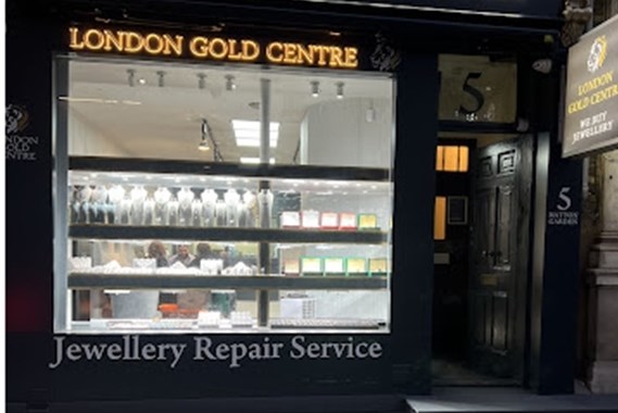 Giá vàng cao kỷ lục - "con dao hai lưỡi" với giới kim hoàn Anh