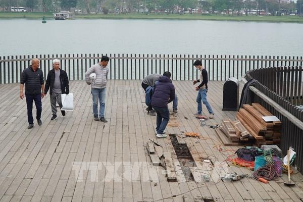 Huế thay thế thanh gỗ mục trên cầu gỗ lim ven sông Hương