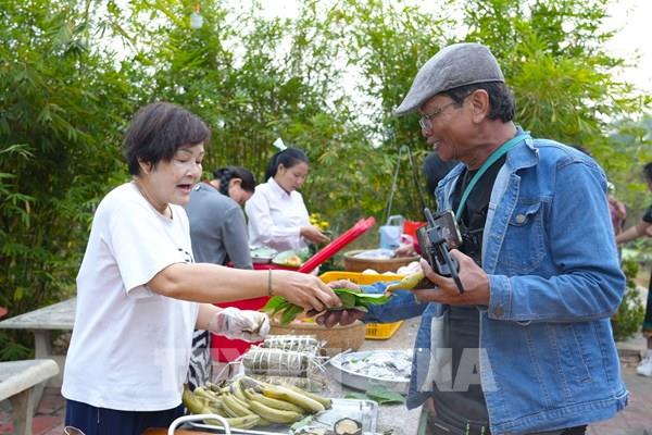 Đến Tây Ninh trải nghiệm phiên chợ dùng lá để mua hàng