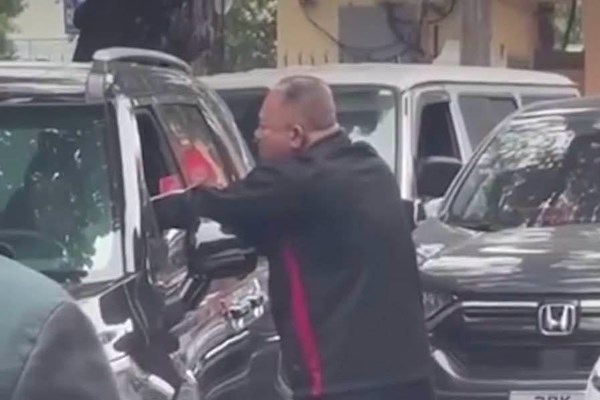 Xác minh thông tin về việc người đàn ông đấm tài xế ô tô