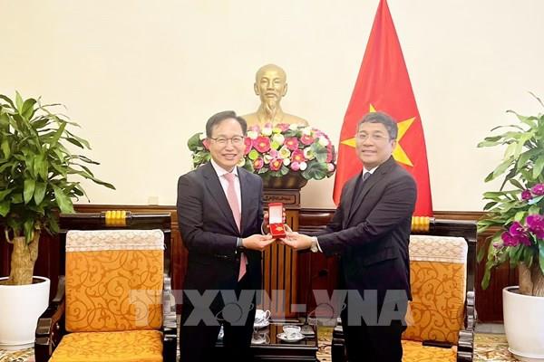 Trao tặng Kỷ niệm chương Vì sự nghiệp ngoại giao Việt Nam cho Tổng Giám đốc Tổ hợp Samsung Việt Nam