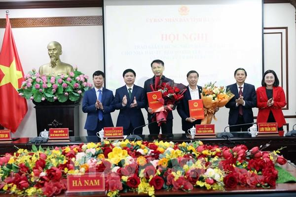 Hà Nam trao chứng nhận đầu tư cho hai dự án lớn
