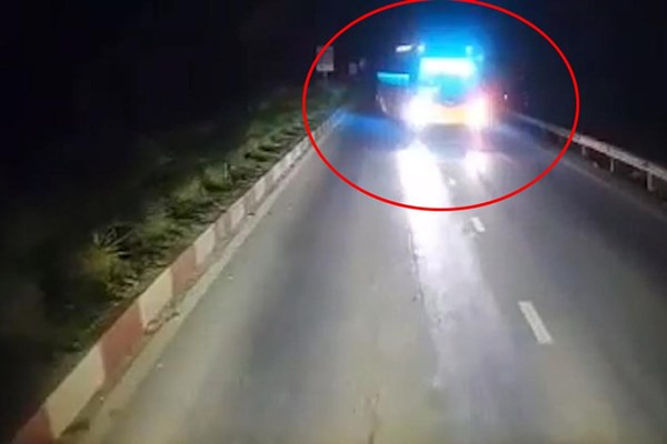 Xử phạt tài xế điều khiển xe khách đi ngược chiều trên cao tốc Nội Bài - Lào Cai 35 triệu đồng