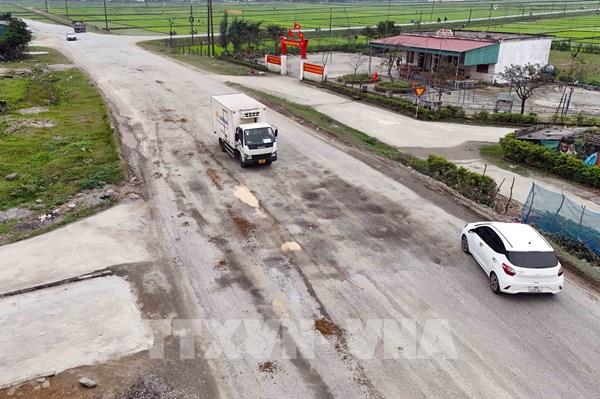Tuyến đường ven biển Hà Tĩnh hư hỏng kéo dài