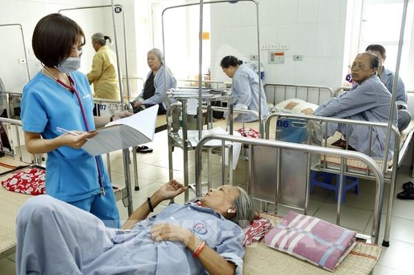 Cách bảo vệ sức khỏe người cao tuổi khi trời nồm ẩm