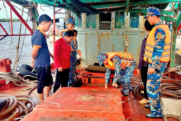 Cà Mau phát hiện tàu cá vận chuyển trái phép hơn 25.000 lít dầu 