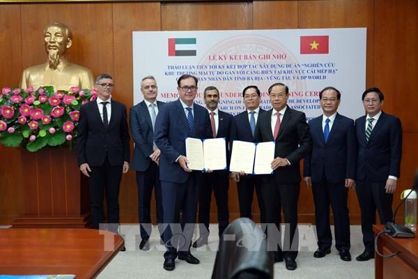 Ký biên bản ghi nhớ xây dựng khu thương mại tự do gắn với cảng biển tại khu vực Cái Mép Hạ