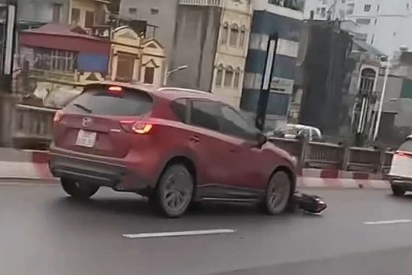 Khẩn trương điều tra, làm rõ vụ ô tô kéo lê xe máy trên cầu Vĩnh Tuy (Hà Nội)