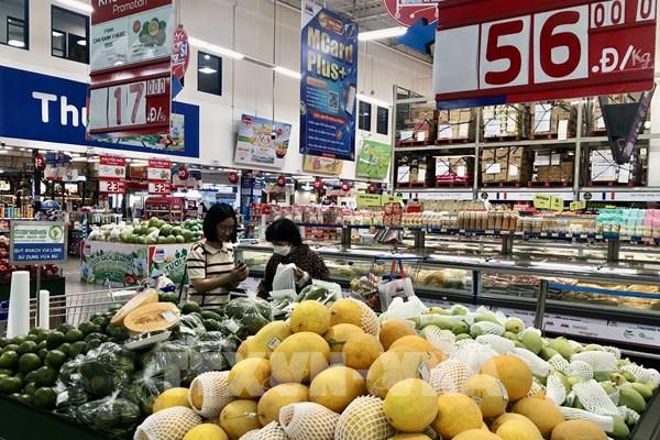 Trái cây nội và ngoại trên “đường đua” giá rẻ