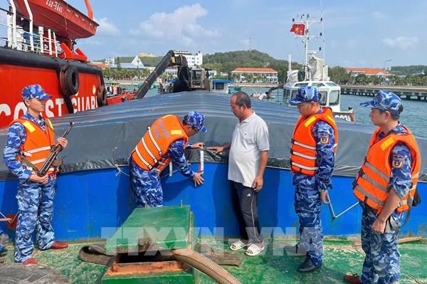 Phát hiện sà lan vận chuyển trái phép hơn 100 tấn phân đạm Ure