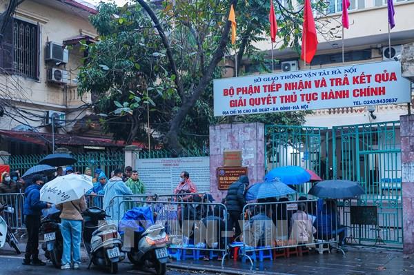 Hình ảnh người dân Hà Nội đội mưa rét xếp hàng từ sớm chờ đổi giấy phép lái xe