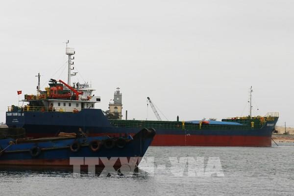 Doanh nghiệp gặp khó khi luồng hàng hải Cửa Việt bị bồi lấp
