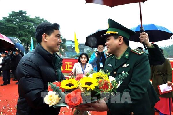 Thông quan xuất nhập cảnh cho du khách và cư dân biên giới qua cửa khẩu Hoành Mô