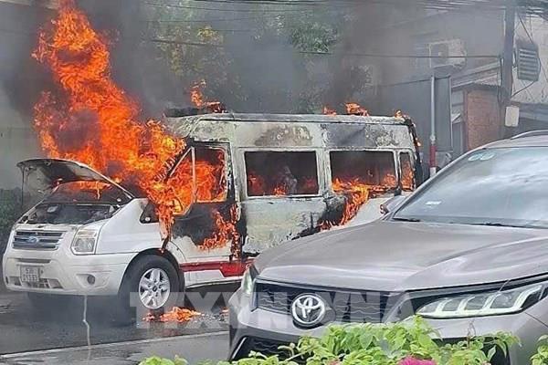 Sơ tán bệnh nhân khỏi xe cấp cứu bất ngờ bốc cháy dữ dội trên Quốc lộ 13