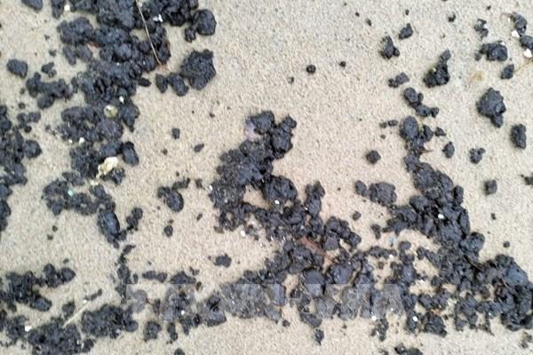 Xử lý dầu vón cục trôi dạt vào bờ biển Quảng Nam