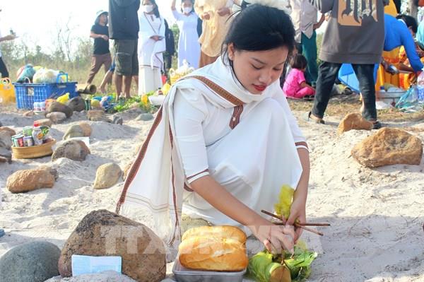 Lễ tảo mộ Tết cổ truyền Ramưwan của người Chăm ở Bình Thuận