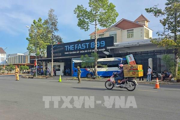 Xe buýt chở học sinh va chạm với xe máy làm 3 người bị thương